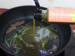放入香菜梗，调中火，倒入清香罗勒汁煮沸；