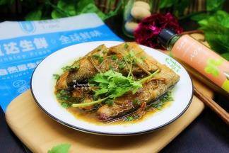 把香葱、香葱放入煎好的鱼上面，浇上煮沸的罗勒汁，太香了。