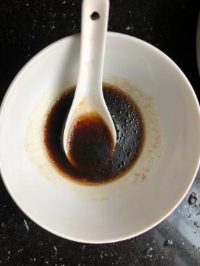 调汁：一勺生抽，三勺醋，半勺糖，少量盐，适量麻油搅拌均匀！