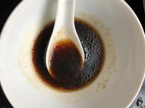 调汁：一勺生抽，三勺醋，半勺糖，少量盐，适量麻油搅拌均匀！