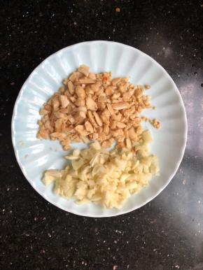 花生碾碎，蒜瓣切末备用！