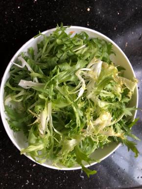 苦菊去根用开水冲洗干净，最好再加盐浸泡一会，捞出沥干水分，撕成小段摆入盘中！