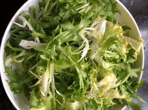 苦菊去根用开水冲洗干净，最好再加盐浸泡一会，捞出沥干水分，撕成小段摆入盘中！