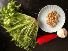 来个材料大合照：红椒是配菜，喜欢辣的可以换成小尖椒，蒜取个几瓣就可以了！