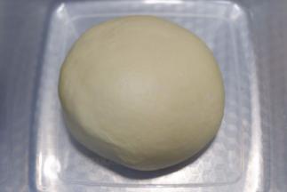 揉好的面团，放入容器，盖上保鲜膜。放入冰箱冷藏发酵过夜。10个小时左右