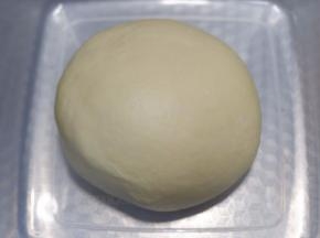 揉好的面团，放入容器，盖上保鲜膜。放入冰箱冷藏发酵过夜。10个小时左右