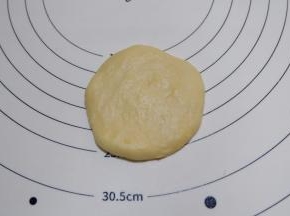 松弛好的面团，取一个压扁。