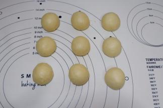 滚圆，盖上保鲜膜松弛10分钟。