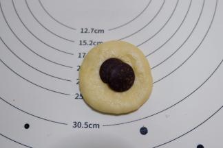 放上2-3块巧克力