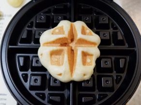 盖上盖子，大概2分钟左右。双面金黄即可