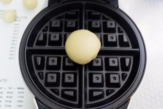 预热好，将醒发好的面团放入烤盘上。