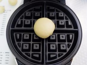 预热好，将醒发好的面团放入烤盘上。