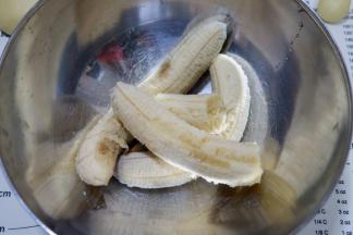 香蕉去皮放入容器。