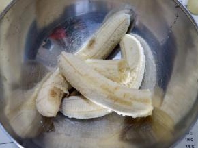 香蕉去皮放入容器。