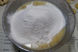 低粉和泡打粉混合筛入香蕉糊中