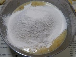 低粉和泡打粉混合筛入香蕉糊中