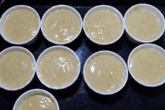 倒入纸杯8分满。