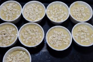 表面洒上燕麦片（或者其他你喜欢的食材）