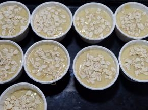 表面洒上燕麦片（或者其他你喜欢的食材）