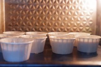 烤箱上下180度预热。