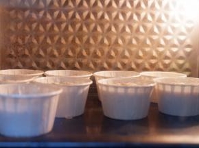 烤箱上下180度预热。