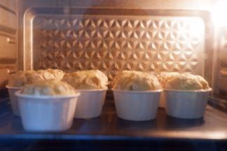 预热好，将蛋糕放进去烘烤25分钟左右，表面金黄即可