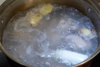 锅中加入水，姜片，1勺料酒煮沸，放入猪手焯水。