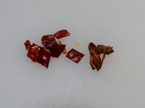 辣椒八角备好。