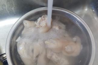 焯好后用流水洗净浮沫。