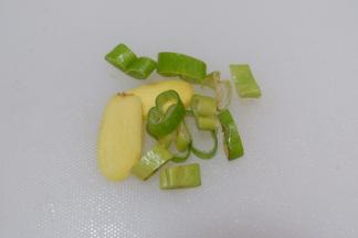 葱姜改刀切好。