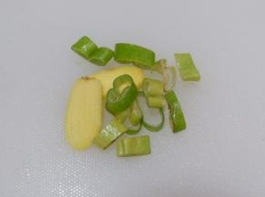 葱姜改刀切好。