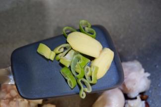 在下葱姜炒香。