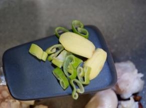 在下葱姜炒香。