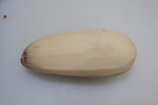 猪手快闷好的时候，将莲藕去皮洗净。