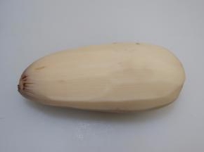 猪手快闷好的时候，将莲藕去皮洗净。