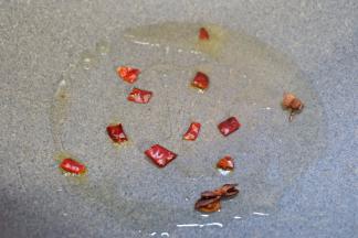 热锅冷油，下辣椒炒出辣味。