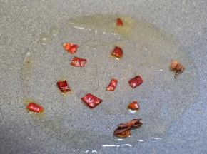 热锅冷油，下辣椒炒出辣味。