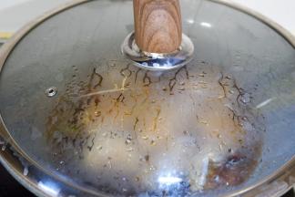 加盖焖煮40分钟左右，至煮至7分熟