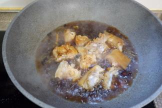 加入适量开水，没过猪手