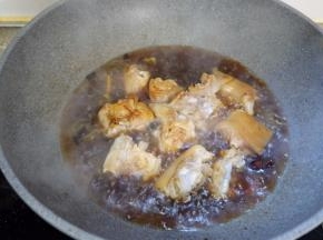 加入适量开水，没过猪手