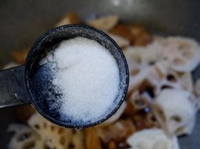 白糖翻炒均匀，继续加盖焖煮至莲藕断生。