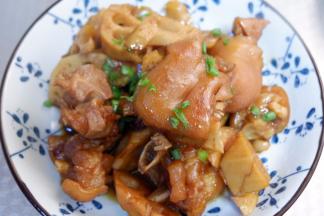 出锅装盘，撒上少许葱花即可~