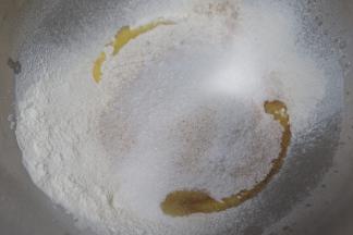 面团材料中所有食材混合，揉成光滑具有扩展性的面团。