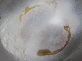 面团材料中所有食材混合，揉成光滑具有扩展性的面团。