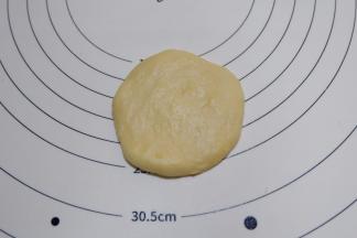 松弛好的面团，取一个压扁。