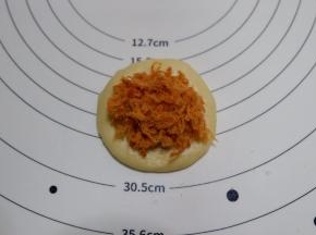 放上适量肉松