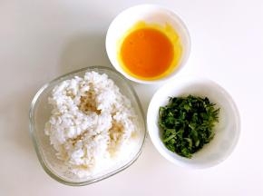 剩米饭微波炉加热，鸡蛋打散，香菜洗干净切碎备用