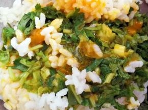 把鸡蛋，香菜倒进剩米饭里面，用手抓均匀