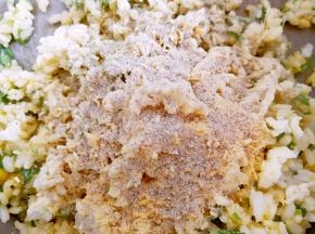 放适量的芝士碎，盐和黑胡椒粉在里面，搅拌均匀