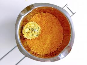 取一个饭团放进面包糠里面，让饭团裹满面包糠
